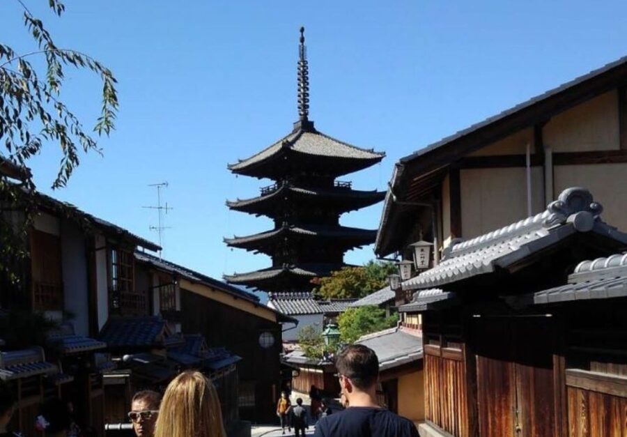 Kyoto: Private 2.5 Hour Historical Walking Tour - Maruyama Park to Nene-no-michi: a walk that links Gion street life to power politics
