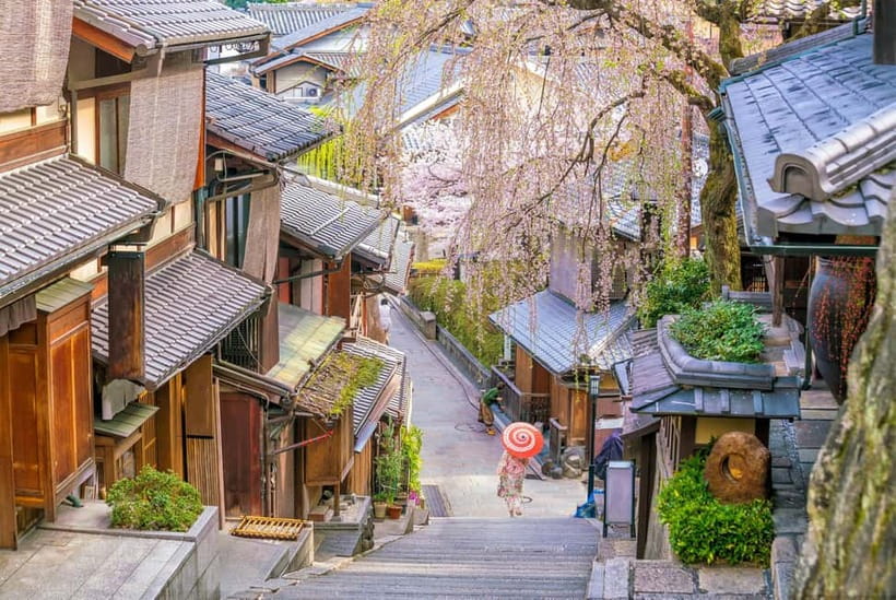 Kyoto: Private Highlights Tour with Guide and Luxury Vehicle - Luxury car, real pickup help, and the day-starter that matters