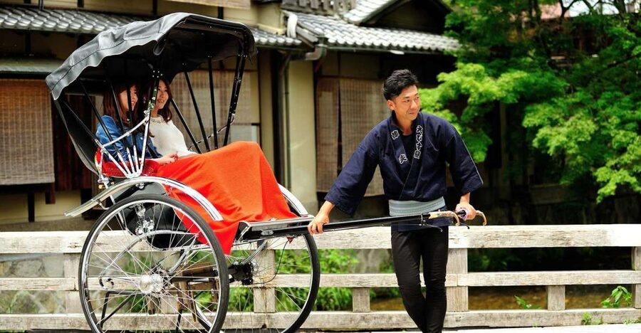 Kyoto: Private Rickshaw Tour of Gion and Higashiyama Area - Higashiyama streets: wooden townhouses, shops, and a walking speed you can enjoy