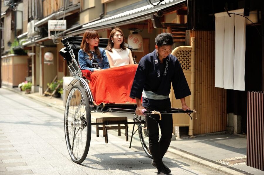 Kyoto: Private Rickshaw Tour of Gion and Higashiyama Area - Gion without the stress: passing the geisha district and spotting Maiko and Geishas
