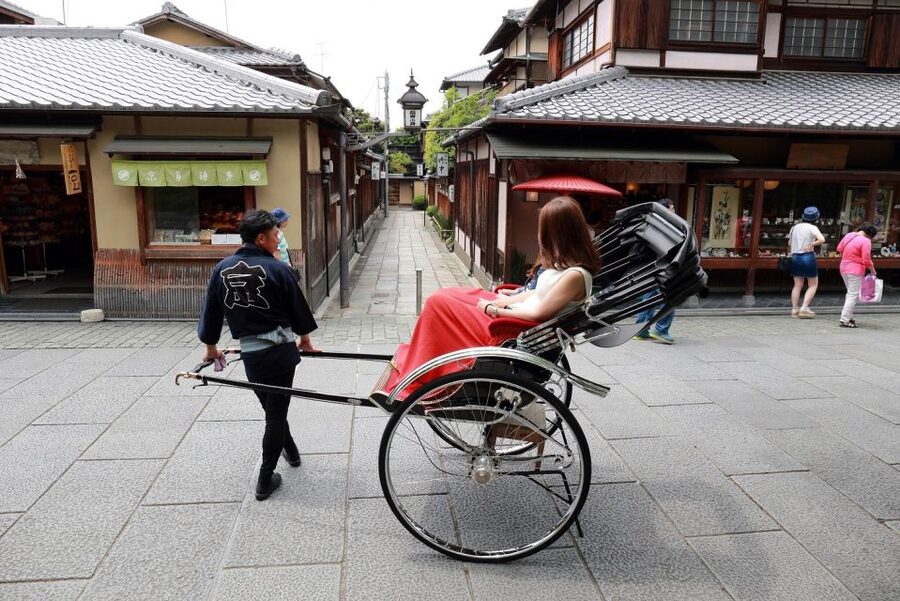 Kyoto: Private Rickshaw Tour of Gion and Higashiyama Area - Getting started at Kodaiji Temple, on the right streets