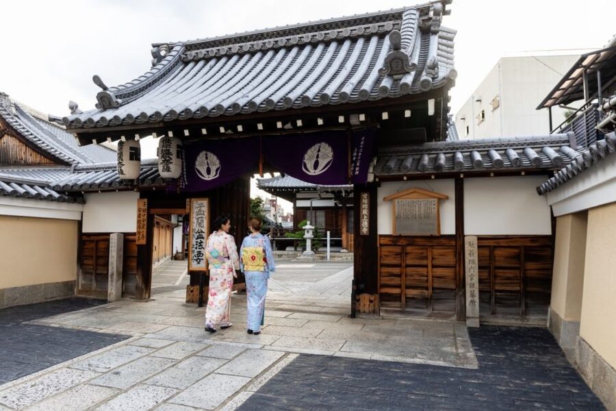 Kyoto: Tea Ceremony Ju-An at Jotokuji Temple - Inside the Grand Tearoom: shoes off, seating choices, and how you fit in