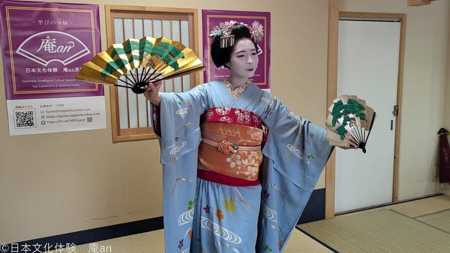 Kyoto: Tea Ceremony with Maiko Premium - Meeting a maiko in Kyoto, matcha in hand