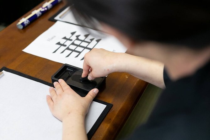 Learning Zen of Japanese Calligraphy in kimono near Osaka Castle - Before your brush moves: dressing in kimono and getting comfortable on tatami