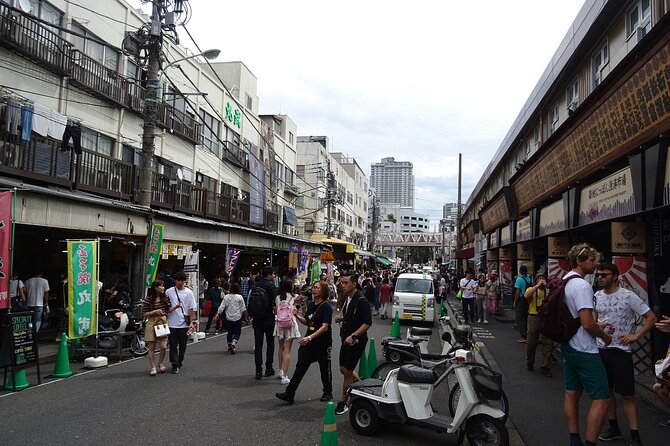 Morning Market Adventure: Toyosu & Tsukiji with Tuna Auction - Sampling food without losing the plot