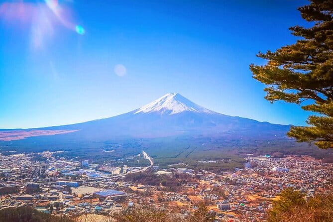 Mt. Fuji Day tour: Kawaguchi Lake Ropeway, Matcha, Oshino Hakkai - How the day starts: finding the yellow flag and getting into Fuji mode