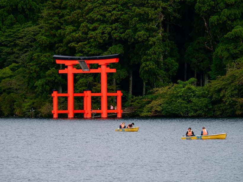 Mt Fuji Hakone/Enoshima Tour:Optional Ropeway/Lake Ashi Boat - Hakone Shrine photo stop, then straight to Lake Ashi