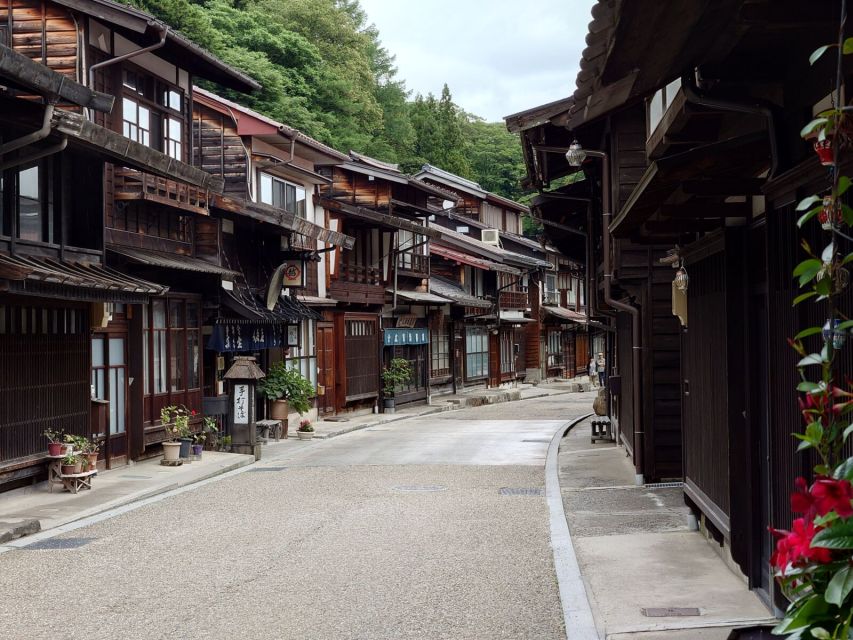 Nagano/Matsumoto: Matsumoto Castle and Narai-juku Day Trip - Meeting options and the long coach ride you need to plan for
