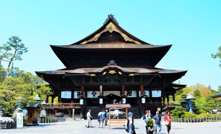 Nagano: Snow Monkeys, Zenkoji Temple & Sake Day Trip - Zenko-ji Temple, Nagano’s spiritual anchor you can actually enjoy