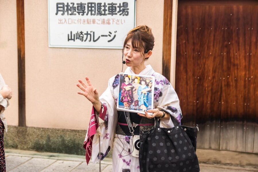 Night Walk in Gion: Kyoto's Geisha District - The Classic Streets and the Stream Moment You Will Remember