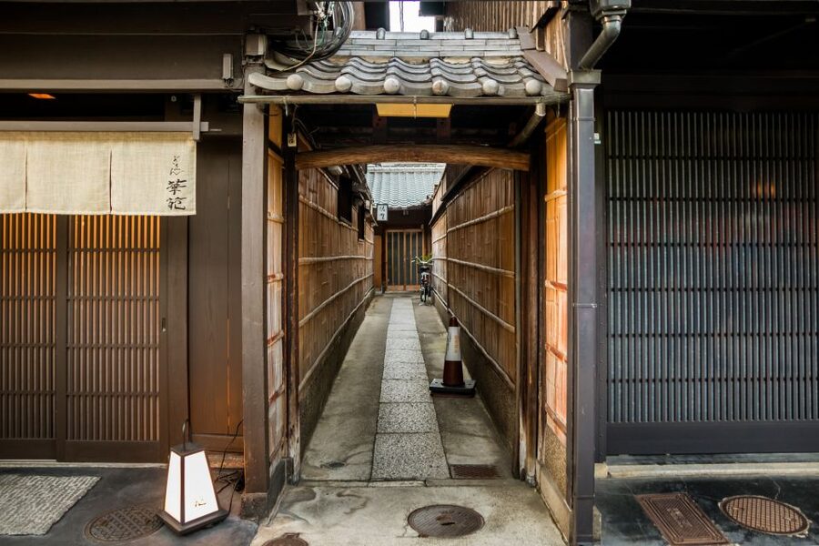 Night Walk in Gion: Kyoto's Geisha District - Geiko and Maiko 101, What the Guide Explains While You Walk