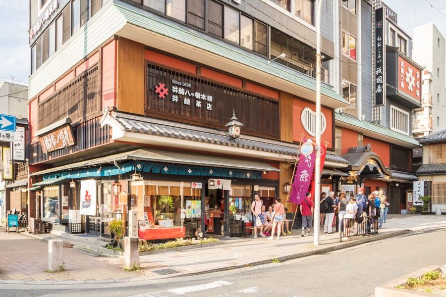 Night Walk in Gion: Kyoto's Geisha District - Etiquette in Practice, How Not to Be That Person