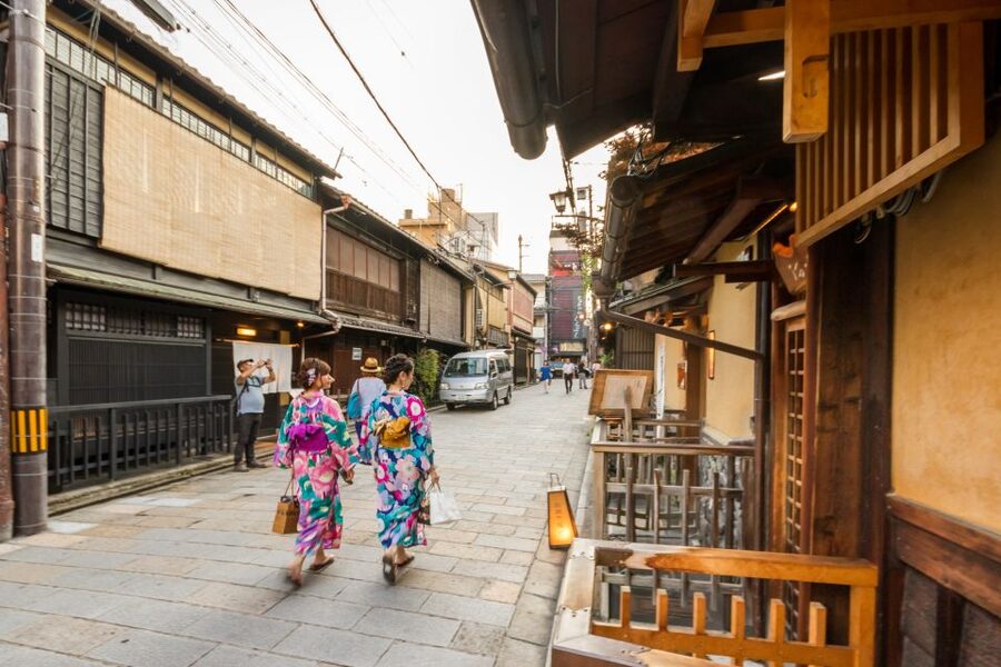 Night Walk in Gion: Kyoto's Geisha District - Gion Omoide Museum Meeting Point and How to Start Without Stress