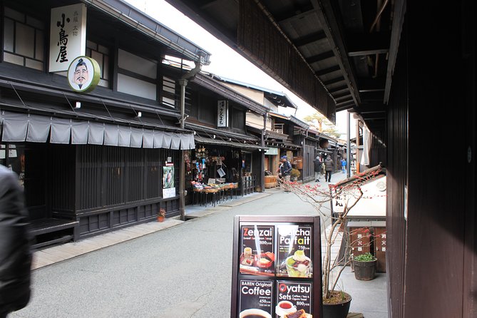 [One-day bus tour departing from Kanazawa Station] Shirakawa-go/Takayama tour platinum route bus tour - The Quick Stop at Michi-no-Eki Shirakawago and the Gassho Museum Window