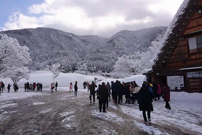 [One-day bus tour departing from Kanazawa Station] Shirakawa-go/Takayama tour platinum route bus tour - Weather, Road Changes, and Why the Bus Guide Matters