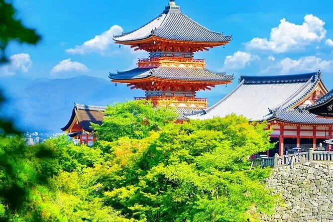 Osaka Castle & Samurai History Walking Tour - Nishinomaru Garden, a former samurai residence for quiet photos