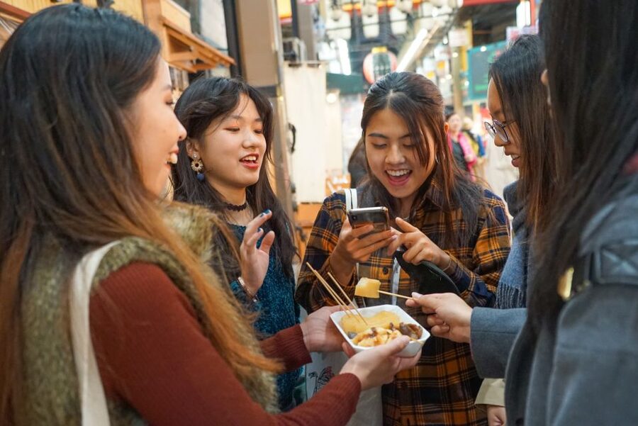 Osaka: Kuromon Market Food Walking Tour (6 stops, 6 tastes) - Where you meet and how the first minutes feel