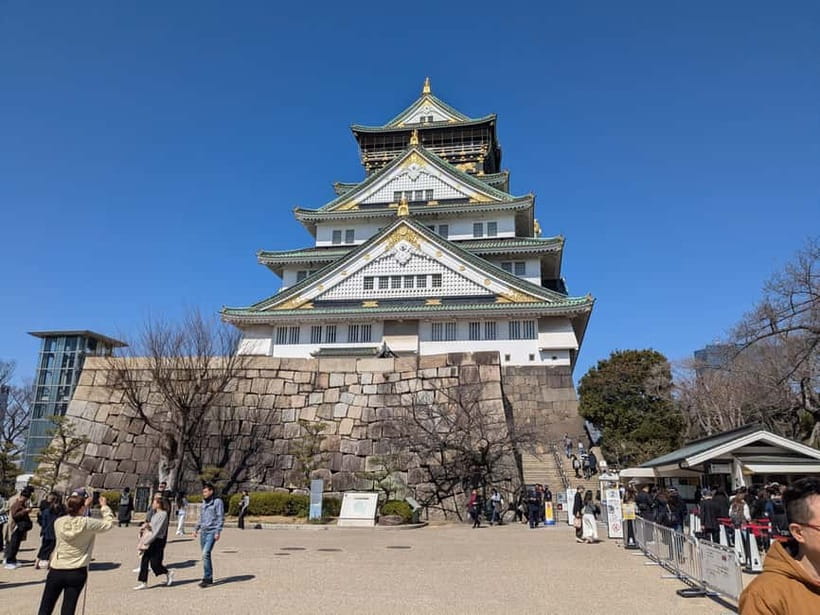 Osaka: Osaka Castle Guided Tour with Local Guide - Where the tour starts, and how to get moving fast