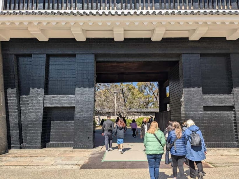 Osaka: Osaka Castle Guided Tour with Local Guide - What rules you should actually care about (photos, smoking, and timing)