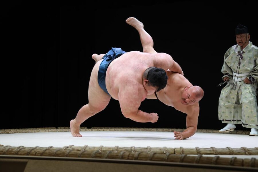 Osaka: Sumo Stage Show with Bento or Snack + Fight & Photo - The 10-minute rakugo warm-up that sets the tone