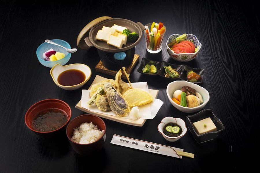 Sumida River: Japanese Traditional Yakatabune Dinner Cruise - Free-flow drinks: how the alcohol works on a boat cruise