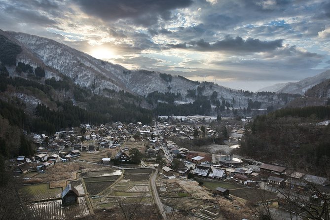 Takayama and Shirakawago/Photoshoot by professional photographer - Ogimachi Castle Old Site observatory: great views with a small uphill tradeoff