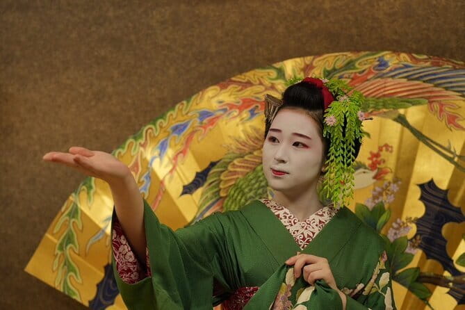 The Art of Geisha: Exclusive Show & Gion Walking Tour - Walking Up to the Statue Start and Getting Oriented in Higashiyama
