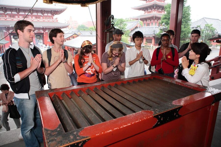 Tokyo: A Half-Day Trip Bus Tour in the Morning - Sensō-ji in Asakusa: Temple Time, Nakamise Snacks, and Crowd Navigation