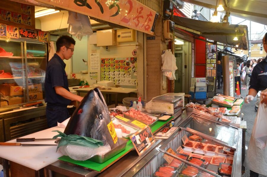 Tokyo: Classic Tsukiji Food Tour - Tastings you can build your own lunch around