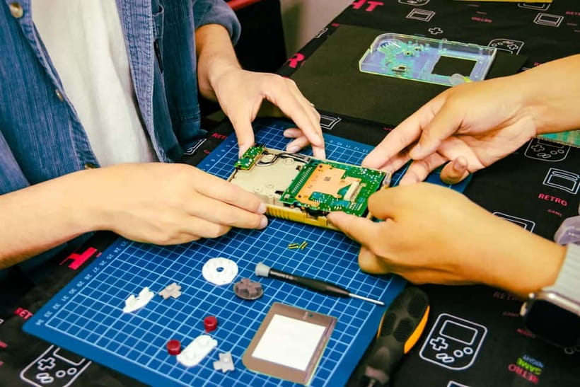 Tokyo: Gameboy Mod Workshop at Akihabara - Picking Your Dream Game Boy Shell, Buttons, and Parts