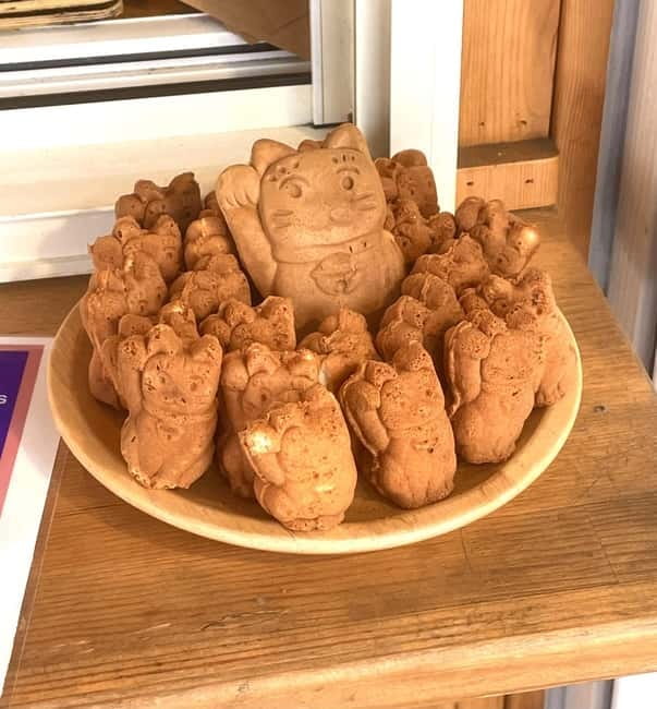 Tokyo: Gotokuji Cat Temple, Shinjuku Cat Cafe & 3D Cat Tour - The cat shopping street near the temple: souvenirs that feel tied to place