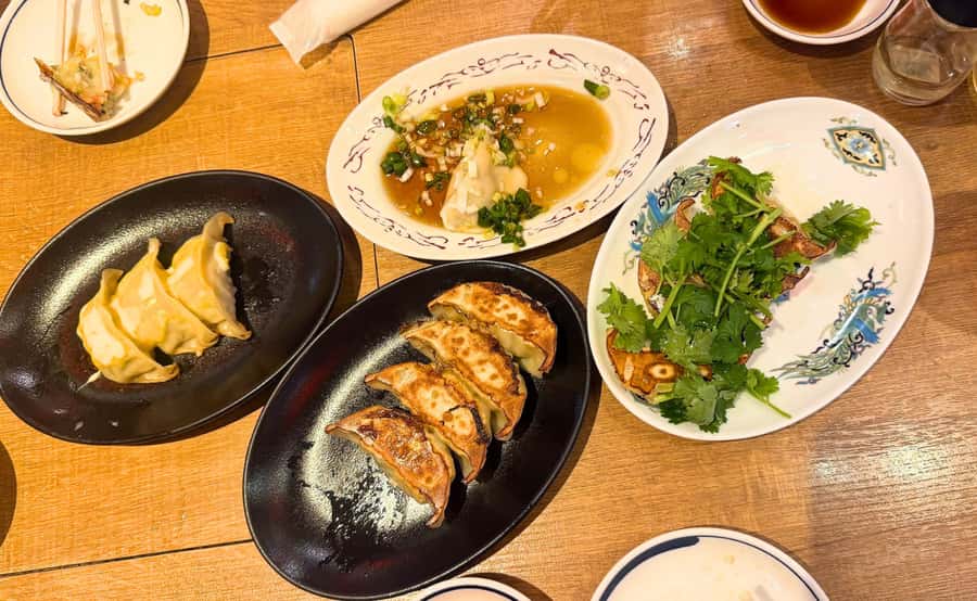 Tokyo: Locals´ Secret Food Tour // Eat like a Japanese - Stop One: Sushi at Ueno Station, Fresh Fish Where the Line Starts