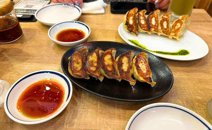 Tokyo: Locals´ Secret Food Tour // Eat like a Japanese - Stop Two: Gyoza With Multiple Flavors, Not Just One Safe Choice