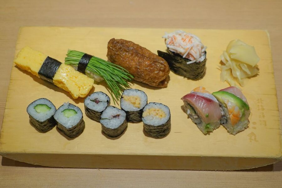 Tokyo: Night Foodie Tour in Shinjuku - Guide quality is a big part of the payoff