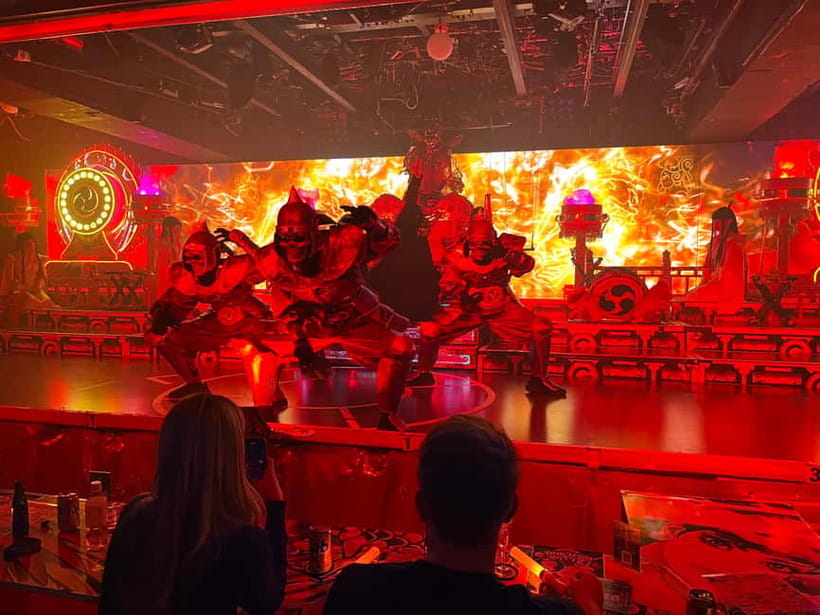 Tokyo: Samurai Restaurant Show Ticket with 2 Drinks - Staff and Hosts: The Crowd Energy Comes From People