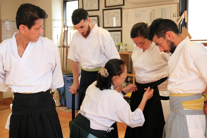 Tokyo:Samurai sword and archery class from a samurai descendant - Archery practice with a real bow and arrow, the samurai weapon