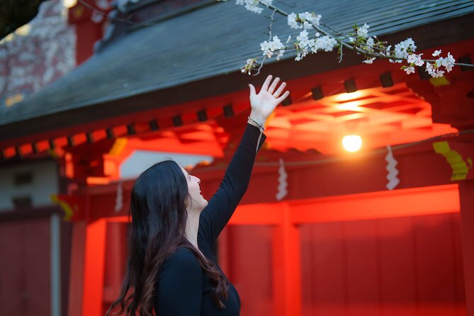 Tokyo Shinjuku Night Photo Tour with Pro Gota - Hanazono Shrine: A Quiet, Traditional Contrast in the Middle of Shinjuku