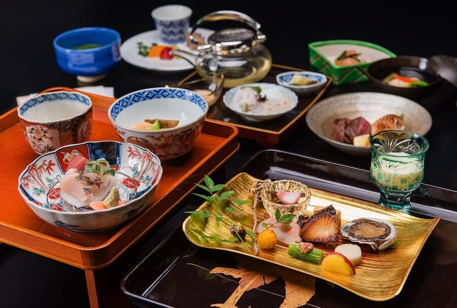 Tokyo: Traditional Japanese Performing Arts Show and Dinner - What you’ll eat: seasonal kaiseki, bonito broth, and grilled Japanese beef