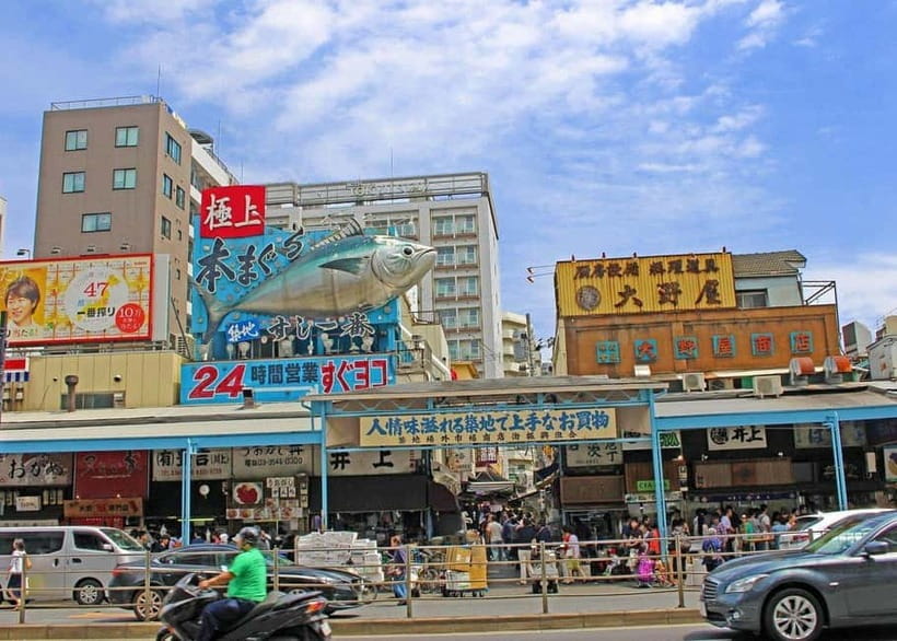 Tokyo: Tsukiji Market and Hama-rikyu Gardens Guided Tour - Stop 3, the walk to Hama-rikyu Gardens: Tokyo skyline, then calm