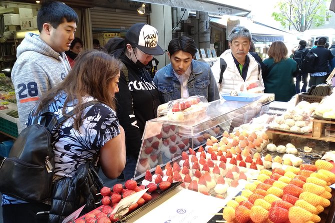 Toyosu Market Morning Tuna Auction and Tsukiji Food Tour with Licensed Guide - Tsukiji Outer Market stop: shopping and snack time after the bids